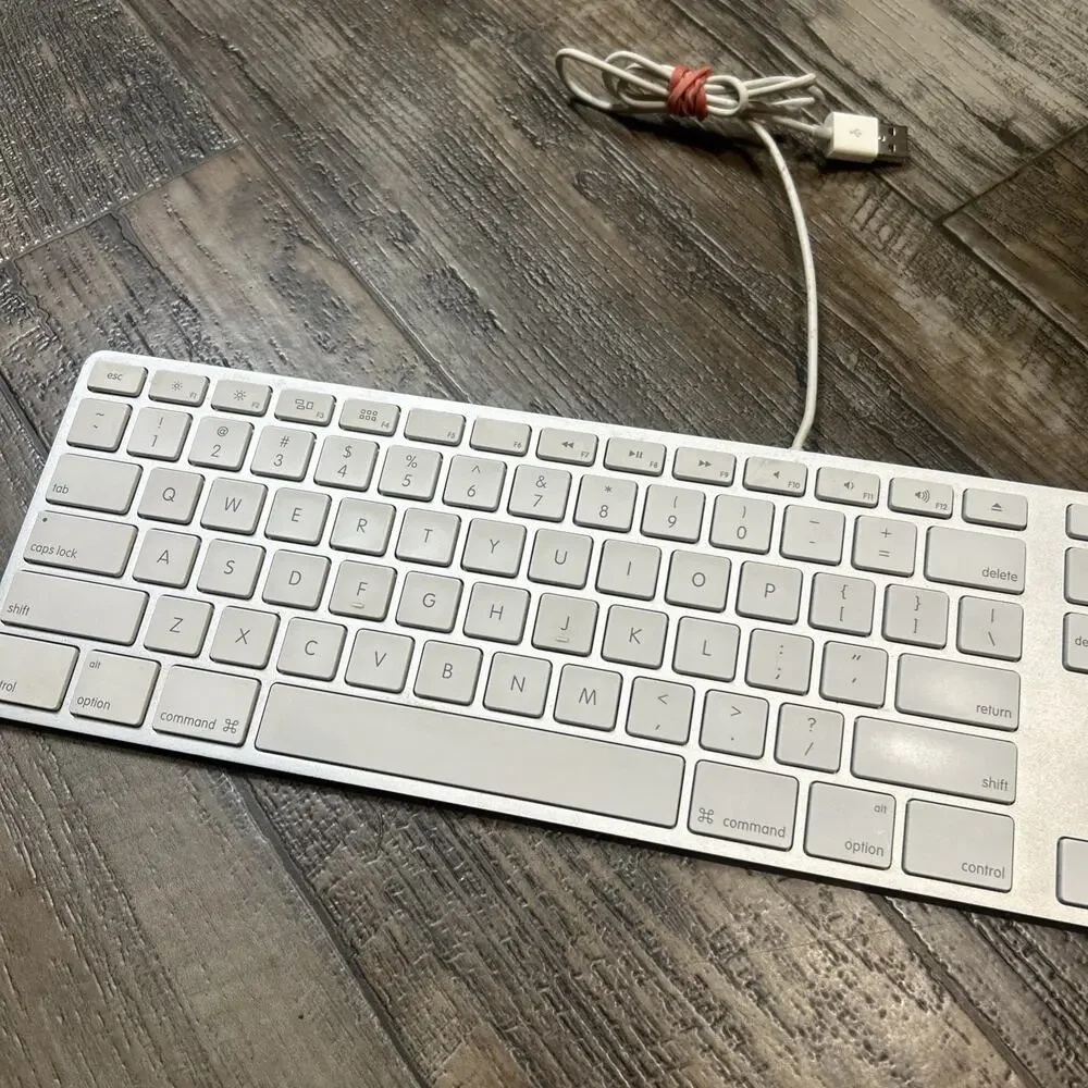 Apple Slim USB Wired Keyboard A1243 MB110LL/A Aluminum